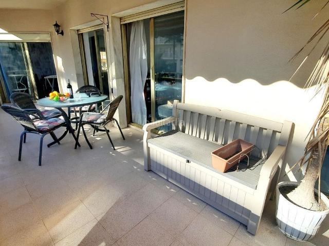 Piso en venta en Fuengirola, Castillo Sohail Myramar. Magnífico y amplio piso en Doña Sofía 1ª línea con terraza y vistas al mar. Pisos.