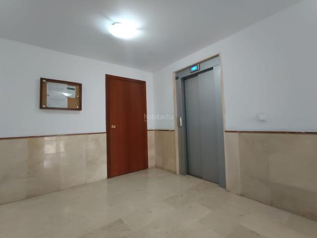 Piso en venta en Fuengirola, Centro ciudad. Se vende amplia vivienda totalmente amueblada, situada en una zona consolidada y muy bien comunicada de Fuengirola. Pisos.