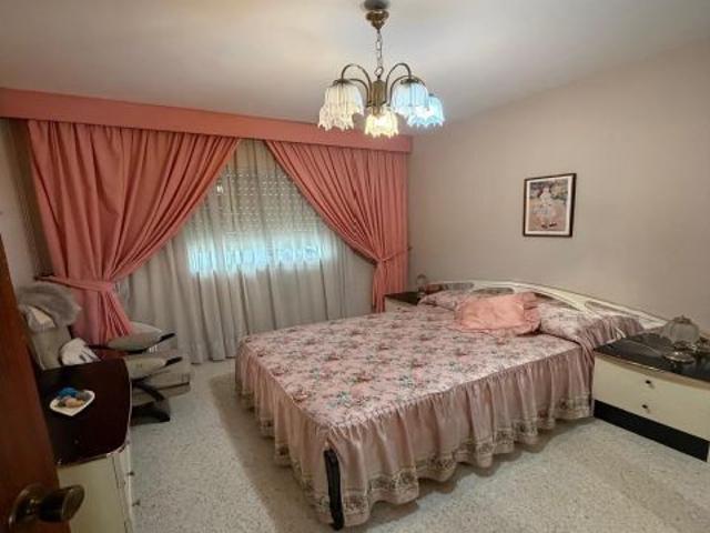 Piso en venta en Fuengirola cerca de Plaza de la Hispanidad | 3 dormitorios, terraza y garaje | Cost