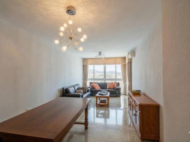 Piso en venta en Fuengirola, Los Boliches. Amplio piso de 3 dormitorios con terraza, garaje, trastero y piscina en Los Boliches. Pisos.