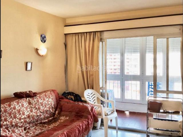 Piso en venta en Fuengirola, Los Boliches. Descubra su Refugio Costero en Primera Línea de Playa: Lujo y Confort en la Costa del Sol. Pisos.