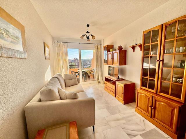 Piso en venta en Fuengirola, Los Pacos. Magnífico piso en Los Pacos Royal Park con terraza, garaje y piscina comunitaria. Pisos.