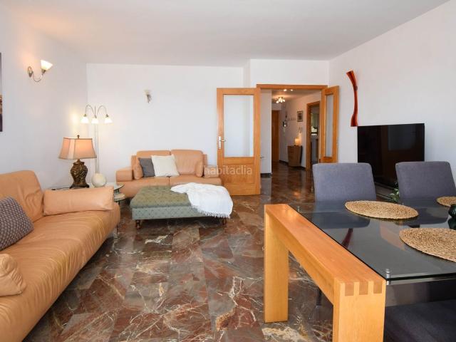 Piso en venta en Fuengirola, Las Gaviotas Carvajal. Amplio piso de dos dormitorios con gran terraza y vistas al mar en Carvajal. Pisos.
