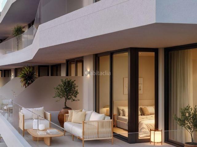 Piso en venta en Fuengirola, Las Gaviotas Carvajal. Impresionante vivienda a la venta, 3 amplios dormitorios, 2 terrazas, garajes y zonas comunitarias. Pisos.