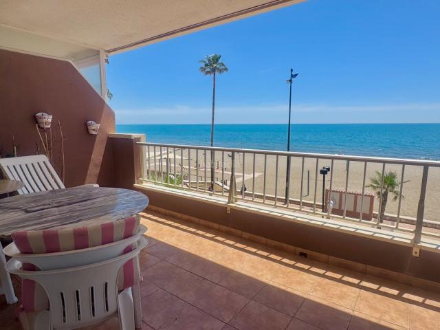 Piso en venta en Fuengirola, Las Gaviotas Carvajal. Primera linea de Playa en esquina. Pisos.