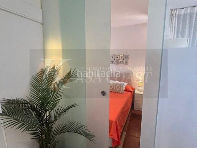 Piso en venta en Fuengirola, Puerto Deportivo. Apartamento en venta en 1ª línea de playa en Fuengirola Con licencia turística y espectaculares vistas al mar y a la montaña. Pisos.