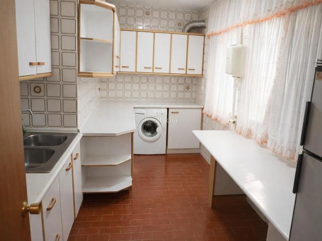 Piso en venta en Fuengirola, Puerto Deportivo. Apartamento espacioso con excelente ubicación Frente a Plaza Reyes Católicos y a un paseo de la playa!. Pisos.