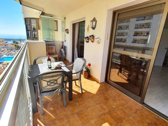Piso en venta en Fuengirola, Puerto Deportivo. Magnífico y amplio piso reformado con terraza con vistas al mar y garaje. Pisos.