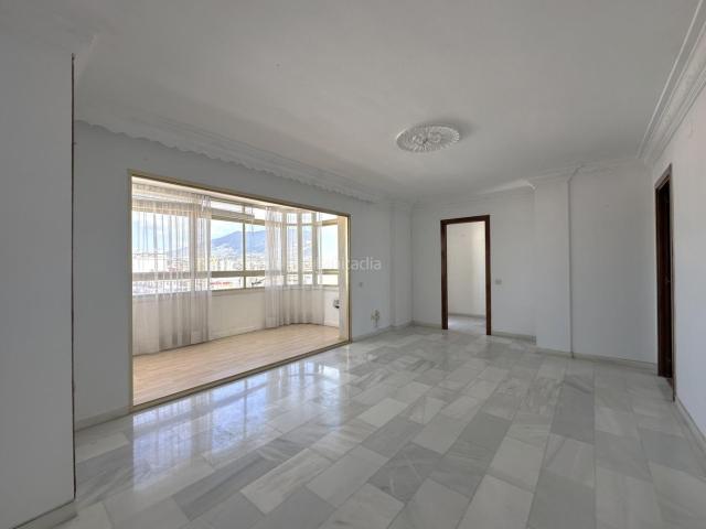 Piso en venta en Fuengirola, Puerto Deportivo. Piso amplio a tan solo 150 metros de la playa. Pisos.
