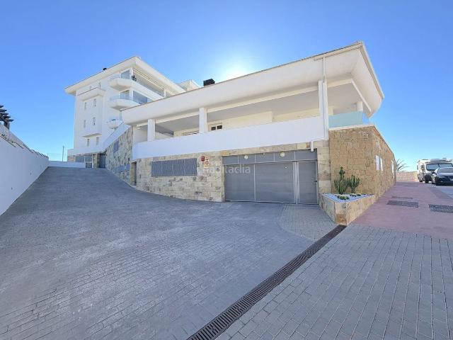 Piso en venta en Fuengirola, Torreblanca del Sol. Moderno apartamento esquinero con fantásticas vistas panorámicas en Torreblanca. Este luminoso y amplio apartamento de 115 m ofrec. Pisos.