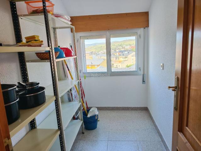 Piso en venta en Fabero. Se vende súper amplísimo piso en Fabero. Pisos.