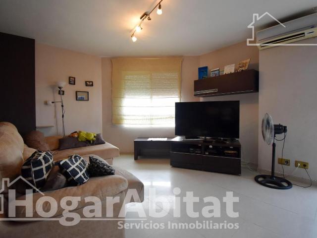 Piso en venta en Favara. EXTERIOR SEMINUEVO Y ESQUINERO CON ASCENSOR Y BALCÓN. Pisos.