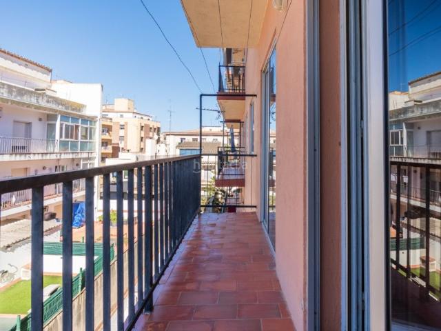 Piso en venta en Figueres, Creu de la Mà. Amplio piso en venta en Figueres Zona Creu de la Mà, ideal para familias. Pisos.