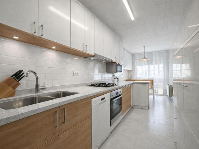 Piso en venta en Figueres, Creu de la Mà. PISO REFORMADO DE TRES HABITACIONES. Pisos.