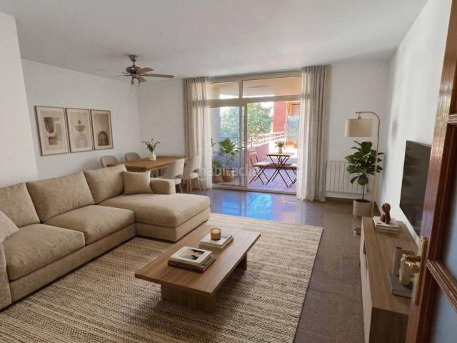 Piso en venta en Figueres, Eixample Horta Capallera. Bonito piso con terraza y piscina comunitaria en Figueres. Pisos.