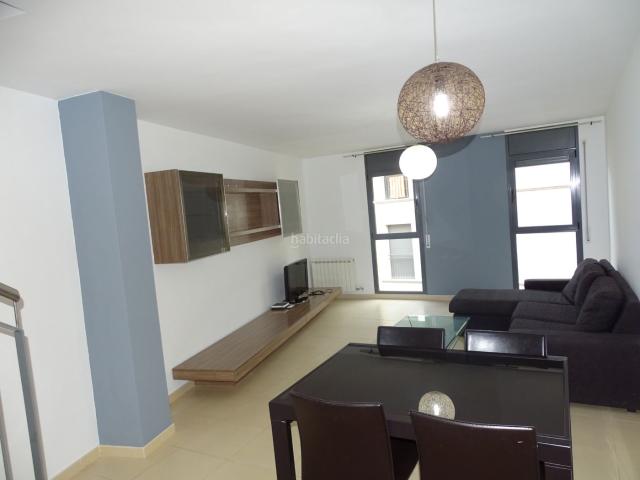 Piso en venta en Figueres, Eixample Horta Capallera. Piso dúplex en venta con inquilino en Figueres. Pisos.