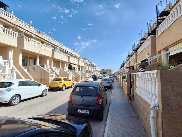 Piso en venta en Formentera del Segura. Acogedor apartamento en planta baja con 2 dormitorios y 1 baño en Formentera del Segura. Cuenta con una terraza delantera, un jard. Pisos Formentera del.