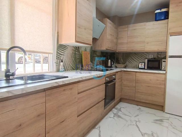 Piso en venta en Guardamar del Segura, Guardamar Playa. Apartamento en la planta baja bellamente renovado a solo 50 metros de la playa, Guardamar del Segura! Situado en el muy codiciado. Pisos.