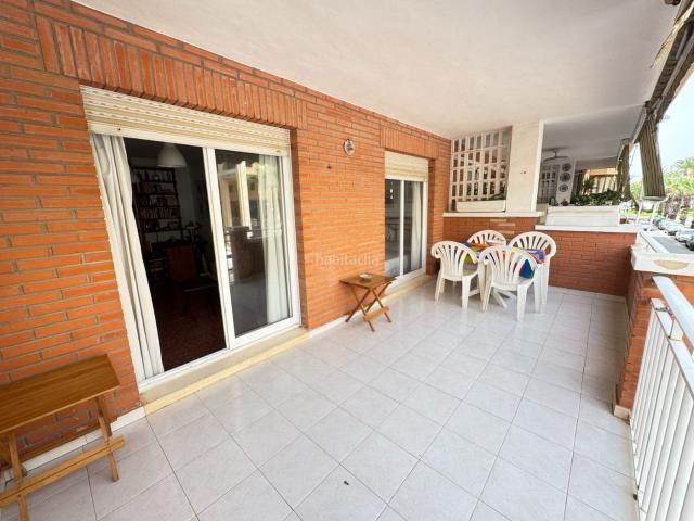 Piso en venta en Guardamar del Segura, Guardamar Playa. La vivienda dispone de 2 dormitorios, 2 bantildeos, cocina independiente, lavadero, patio interior y una amplia terraza con vistas. Pisos.