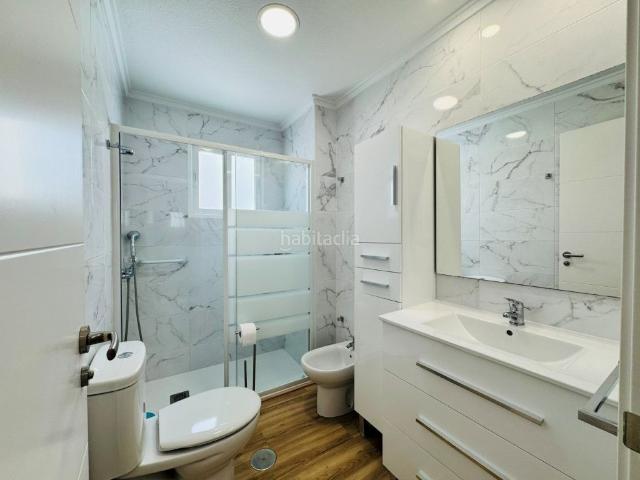 Piso en venta en Guardamar del Segura, Las Viñas. Apartamento situado en Guardamar del Segura, ceacutentrico, junto a todos los servicios, a tan solo 600 metros de la playa y a 5 m. Pisos Guardamar.
