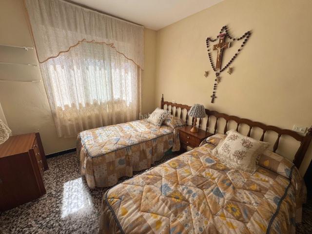 Piso en venta en Guardamar del Segura, Las Viñas. Esta vivienda consta de cocina independiente, lavadero, saloacutencomedor, 3 dormitorios, un bantildeo y terraza.Situado en la 3.o. Pisos Guardamar.