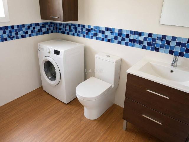 Piso en venta en Guardamar. Piso reformado con piscina y ascensor a 200 m de la playa de Guardamar de la Safor Amueblado y listo para entrar a vi. Pisos.
