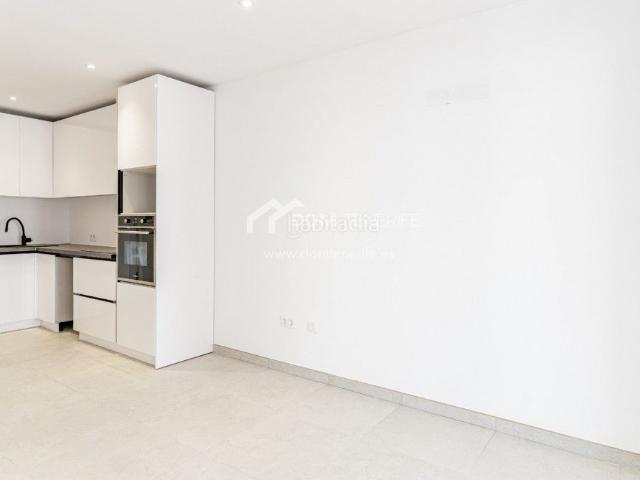 Piso en venta en Guía de Isora, Playa de San Juan. Descubra este elegante y moderno apartamento de 2 dormitorios situado en la encantadora localidad costera de San Juan, Tenerife. U. Pisos Guía de.