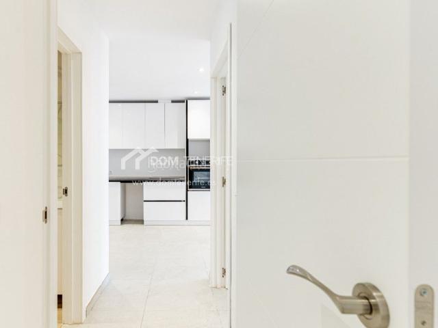 Piso en venta en Guía de Isora, Playa de San Juan. Descubra este elegante y moderno apartamento de 2 dormitorios situado en la encantadora localidad costera de San Juan, Tenerife. U. Pisos Guía de.