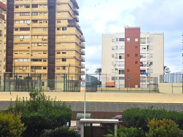 Piso en venta en Gandia, Playa de Gandía. APARTAMENTO CON GRAN POTENCIAL A UNOS PASOS DE LA PLAYA. Pisos.