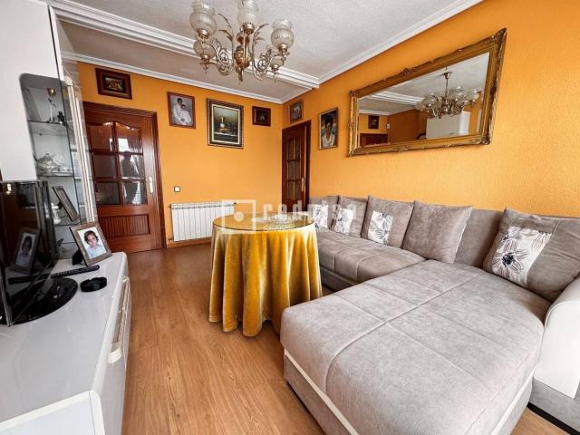 Piso en venta en Getafe, La Alhóndiga. Piso en una quinta planta sin ascensor. Dispone de 2 dormitorios, salón con terraza abierta, cocina completa y baño con plato de d. Pisos.