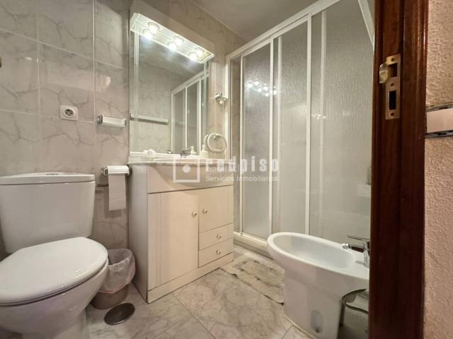 Piso en venta en Getafe, La Alhóndiga. Piso en primera planta sin ascensor. Dispone de 2 dormitorios, salón con terraza abierta, cocina completa y baño con plato de duch. Pisos.