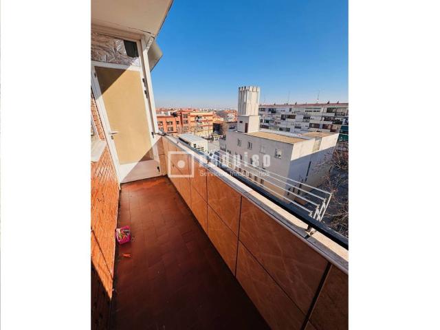 Piso en venta en Getafe, La Alhóndiga. Piso para entrar a vivir en quinta planta sin ascensor, 2 dormitorios, salón comedor con AA, baño completo con bañera. Pisos.