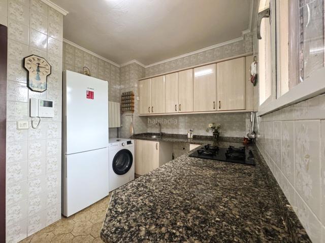 Piso en venta en Getxo, Neguri. Piso en neguri junto al parque de Gernika consta con cuatro habitaciones, dos baños, salón, cocina y garaje. Pisos.