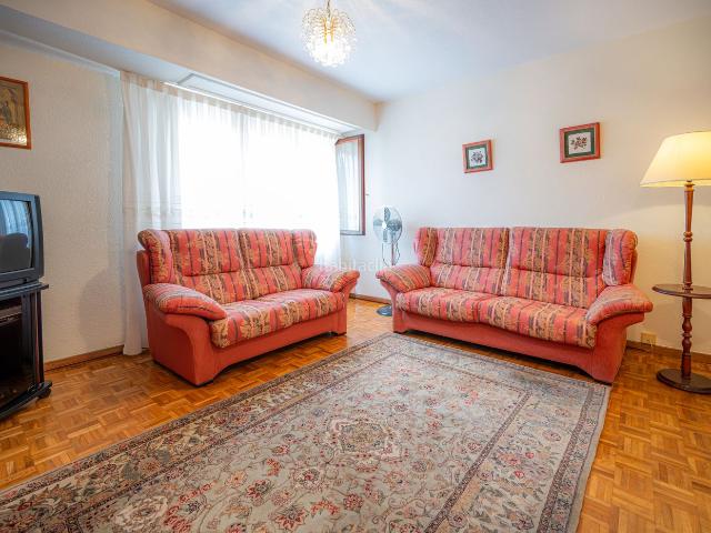 Piso en venta en Gijón, Centro. Descubra su próximo hogar CON PLAZA DE GARAJE en el CENTRO de Gijón. Ubicado en una segunda planta de un edificio construido en 19. Pisos.