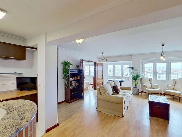 Piso en venta en Gijón, Centro. PISO CON VISTAS DESPEJADAS A PLAZA EUROPA. Pisos.