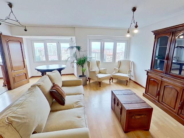Piso en venta en Gijón, Centro. PISO EN EL CENTRO DE GIJON CON ALTURA Y VISTAS y ORIENTACION SUR. Pisos.