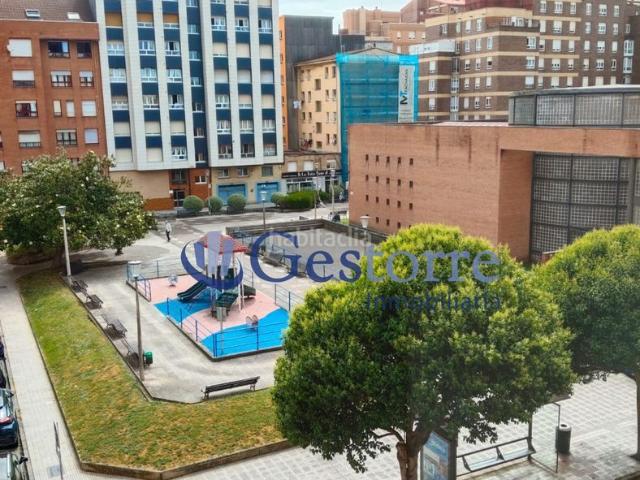 Piso en venta en Gijón, La Calzada. La vivienda cuenta con 75 m construidos y 68 m útiles, ubicada en una tercera planta sin ascensor. Se distribuye en un acogedor ha. Pisos.