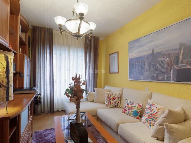 Piso en venta en Gijón, Laviada. Al lado de la estación de autobuses y menos de 5 minutos caminando de la PLAYA de PONIENTE, cuarta planta, luminosa y en buen esta. Pisos.
