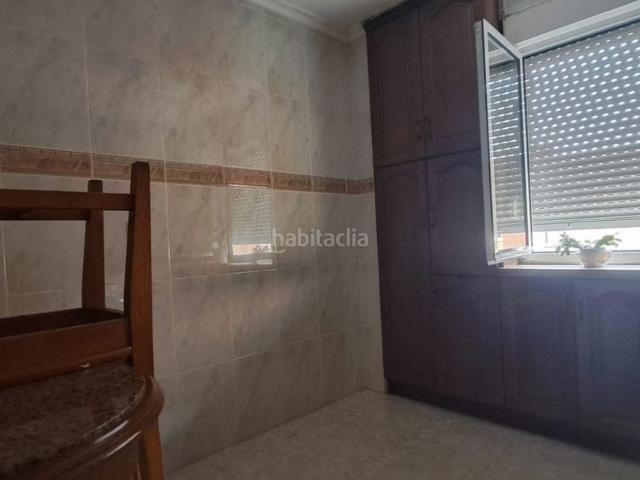 Piso en venta en Gijón, Pumarín. Excelente oportunidad para adquirir un encantador piso en la ciudad de Gijón. En la buscada zona de Pumarín, este inmueble se pres. Pisos.