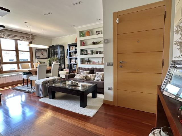 Piso en venta en Gijón, Viesques. Piso en Viesques de 4 dormitorios, piscina y dos plazas de garaje. Pisos.