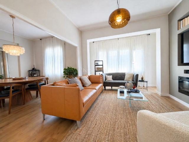Piso en venta en Girona, Eixample Nord. Exclusivo piso reformado de 5 habitaciones con gran luminosidad y vistas abiertas en el centro de Girona. Pisos.