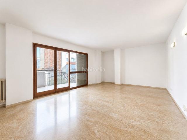 Piso en venta en Girona, Eixample Nord. Piso de gran formato para reformar en el Eixample de Girona, a 5 minutos del Barri Vell. Pisos.