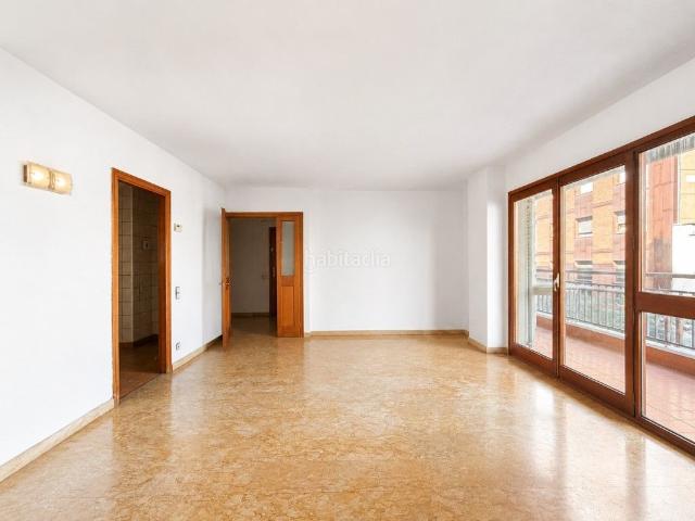 Piso en venta en Girona, Eixample Nord. Piso de gran formato para reformar en el Eixample de Girona, a 5 minutos del Barri Vell. Pisos.
