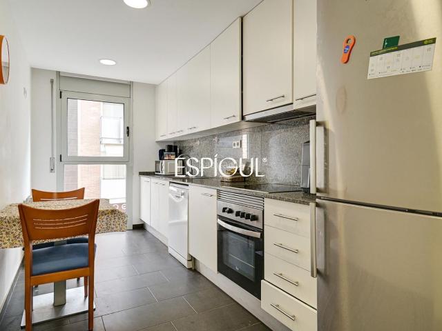 Piso en venta en Girona, Eixample Sud Migdia. Piso alquilado de tres habitaciones. Pisos.