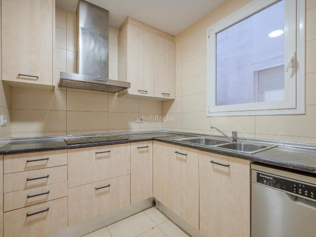 Piso en venta en Girona, Eixample Sud Migdia. Se vende piso amplio y luminoso piso de 4 habitaciones en el Eixample de Girona. Pisos.