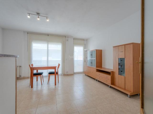 Piso en venta en Girona, Sant Narcis. Piso luminoso de 2 dormitorios con balcón. Pisos.