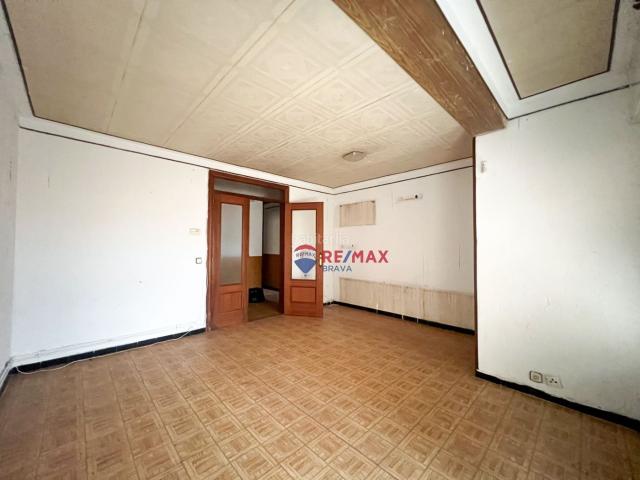 Piso en venta en Girona, Santa Eugenia. Santa Eugènia, Girona Gran oportunidad de inversión bancaria piso de 85 m2 para reformar. Pisos.