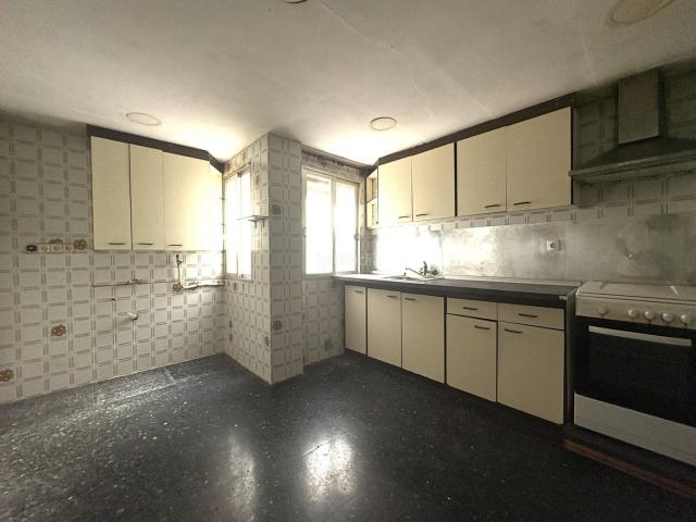 Piso en venta en Godella, Ayuntamiento El Salvador. Amplia vivienda de 4 dormitorios con terraza, ascensor y vistas a la Sierra Calderona, en pleno centro de Godella. Pisos.