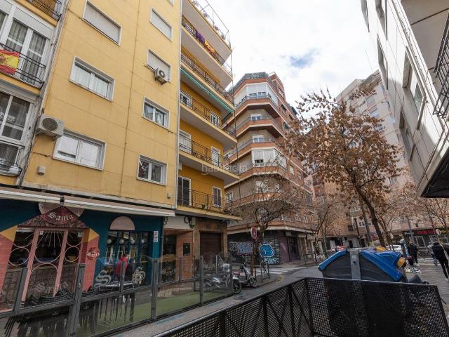 Piso en venta en Granada, Camino de Ronda. Magnífico piso situado en una de las calles más céntricas y demandadas de Granada, López Mezquita. La vivienda se encuentra reform. Pisos.