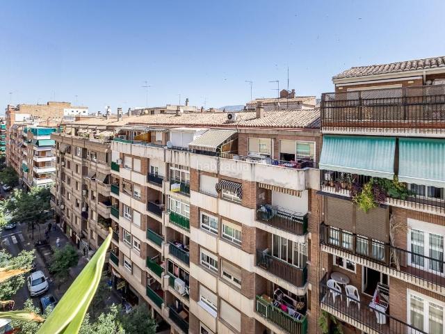 Piso en venta en Granada, Camino de Ronda. Oportunidad única de adquirir un piso en el corazón de Granada, específicamente en la zona centro. Este inmueble cuenta con una su. Pisos.